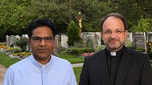 Pater Anand Bhaskar Balla (l.) kommt zurück. Pater Anand Bhaskar Balla (l.) kommt zurück.