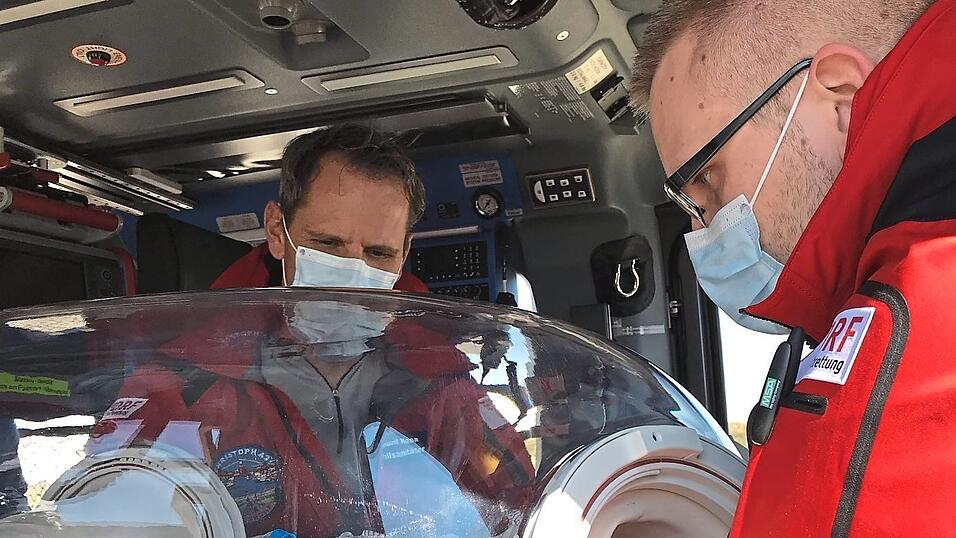 &Uuml;ber luftdichte Zug&auml;nge k&ouml;nnen Patienten im 'Epishuttle' an ein Intensivbeatmungsger&auml;t angeschlossen und behandelt werden.
