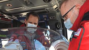 &Uuml;ber luftdichte Zug&auml;nge k&ouml;nnen Patienten im 'Epishuttle' an ein Intensivbeatmungsger&auml;t angeschlossen und behandelt werden.