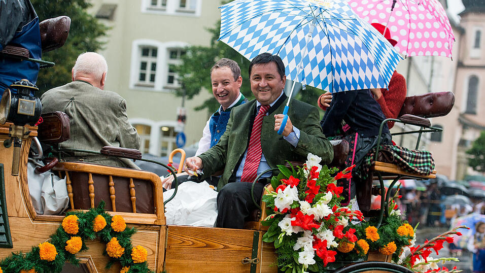 Alle Bilder dazu finden Sie hier.Foto: Mathias AdamBilder vom verregneten Volksfestauszug. Alle Bilder dazu finden Sie hier.Foto: Mathias AdamBilder vom verregneten Volksfestauszug.