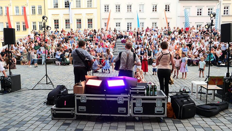Jung und Alt waren gekommen, um am Vorabend des G&auml;ubodenvolksfests voller Vorfreude zusammen zu feiern.