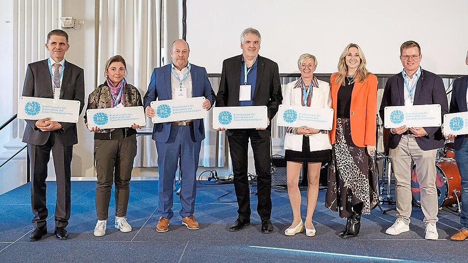 Kultusministerin Anna Stolz (Dritte von rechts) mit Vertretern der neuen Realschul-Profilschulen im Max-Joseph-Saal der Münchner Residenz; für die Realschule Waldmünchen nahm Schulleiter Josef Mühlbauer (Dritter von links) die Auszeichnung entgegen.
