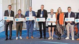 Kultusministerin Anna Stolz (Dritte von rechts) mit Vertretern der neuen Realschul-Profilschulen im Max-Joseph-Saal der Münchner Residenz; für die Realschule Waldmünchen nahm Schulleiter Josef Mühlbauer (Dritter von links) die Auszeichnung entgegen.