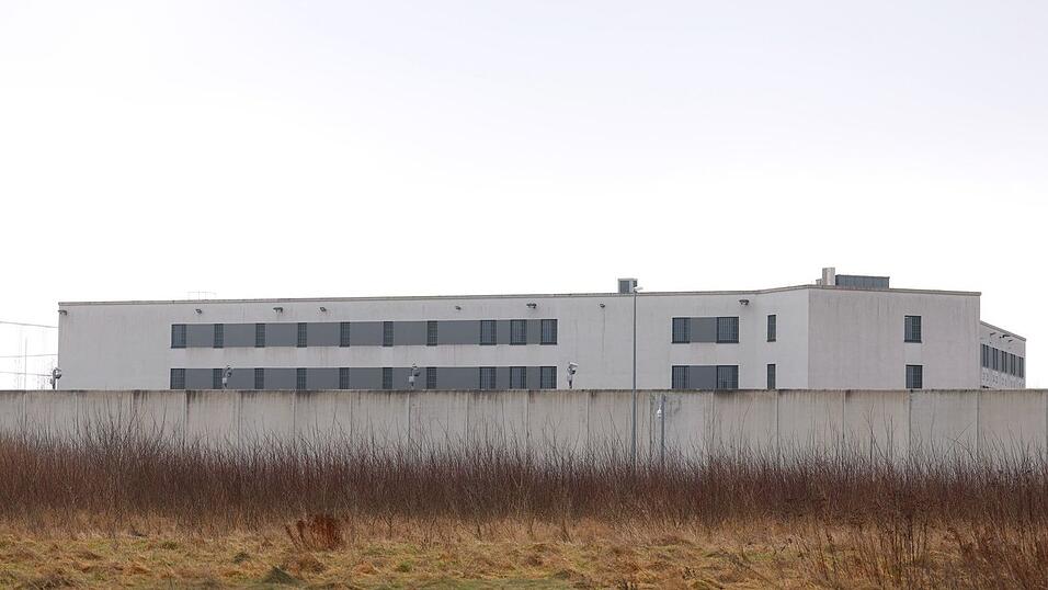 Wegen der Misshandlung von H&auml;ftlingen sind drei Beamte der JVA Augsburg-Gablingen angeklagt worden. (Archivbild)