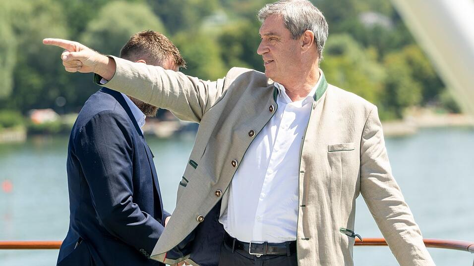 Markus S&ouml;der leitet eine Kabinettssitzung an ungewohntem Ort.