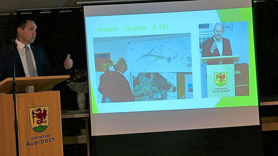 Mit einer Power-Point-Pr&auml;sentation erl&auml;uterte B&uuml;rgermeister Gerhard Weber bei seiner ersten B&uuml;rgerversammlung umfangreich das Gemeindegeschehen. Die Ortsumfahrung mit Tunnelbau interessierte selbst Noch-Vizekanzler Olaf Scholz bei seinem Besuch in Auerbach.