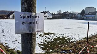 Beim Antrag ging es um den Trainingsplatz des FC Hohenthann, der aktuell wegen des angesäten Rasens gesperrt ist. Beim Antrag ging es um den Trainingsplatz des FC Hohenthann, der aktuell wegen des angesäten Rasens gesperrt ist.