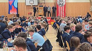 Insgesamt 224 Jugendliche aus 36 Feuerwehren stellten sich den Pr&uuml;fungsaufgaben in der Mehrzweckhalle der Grundschule Patersdorf.