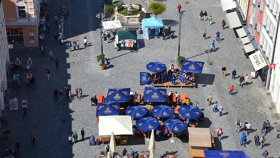 Klein wie eine Spielzeugstadt liegt der Stadtplatz von Straubing unter dem Turmbesteiger.