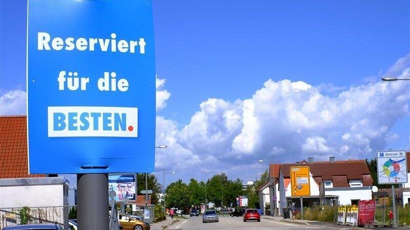 Wer hat illegal ein offensichtliches Wahlplakat aufgehängt? Wer hat illegal ein offensichtliches Wahlplakat aufgehängt?