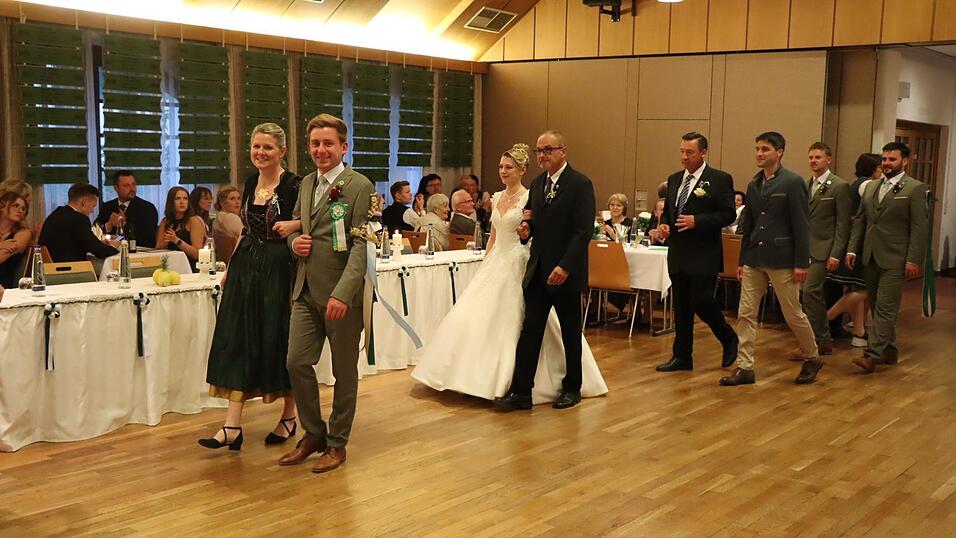 Pfingsten 2000: Josef Dattler und Martina Grassl (geb. Schlo&szlig;bauer) zusammen mit Brautf&uuml;hrer Michael Herre.