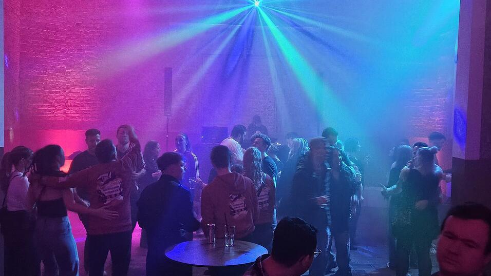 Auch die G&auml;ste konnten tanzen. Zur Musik der 90er- und 2000er-Jahre.