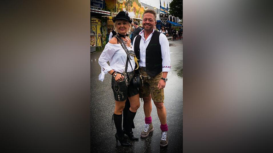 Partnerlook muss nicht langweilig sein. Lederhosen sind auch an Frauen immer gerne gesehen. Das Outfit des Tages am Samstag wird getragen von Andrea und Steffan aus Landau.