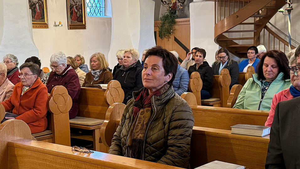 Viele Frauen und andere Gläubige waren zur Maiandacht gekommen.