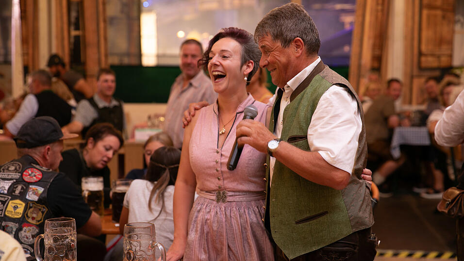 Die Partybilder vom Montag, 18. August, aus dem Festzelt Greindl. Die Partybilder vom Montag, 18. August, aus dem Festzelt Greindl.
