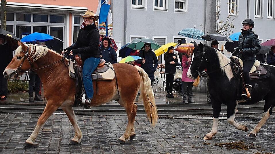 Der Regen konnte die Stimmung der Reiter nicht trüben. Der Regen konnte die Stimmung der Reiter nicht trüben.
