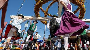 Die Zeltvergabe auf der traditionelleren «Oidn Wiesn» war ein Fall für das Gericht. (Archivbild) Die Zeltvergabe auf der traditionelleren «Oidn Wiesn» war ein Fall für das Gericht. (Archivbild)