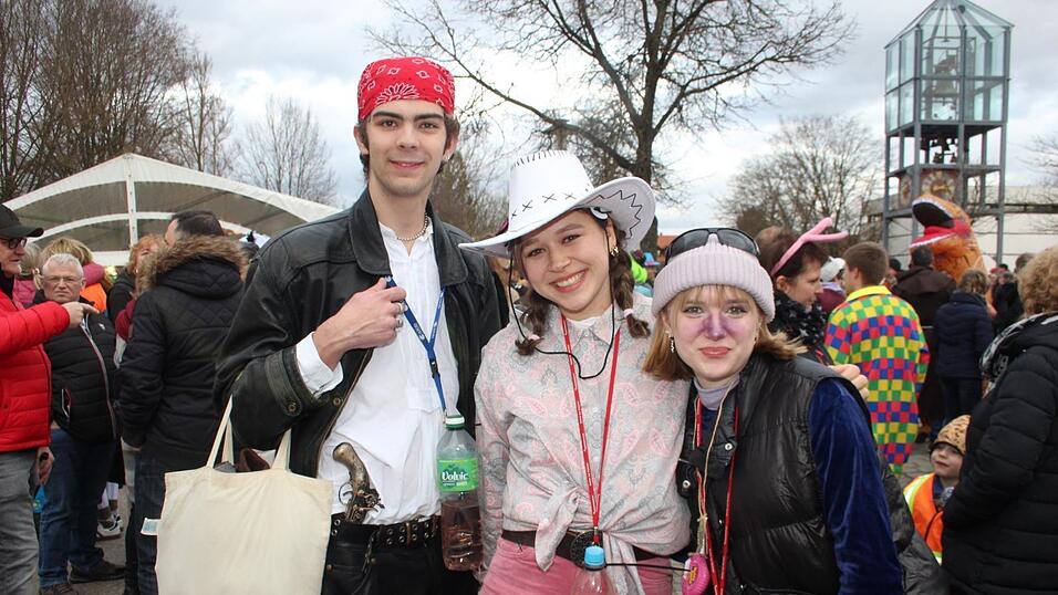 Viele Faschings-Fans haben sich am Samstag den Umzug in Langenbach angesehen. Viele Faschings-Fans haben sich am Samstag den Umzug in Langenbach angesehen.