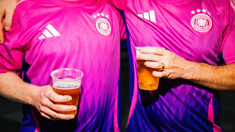 Rosa-lila Trikots sind gefragt, genau wie kostenlose Dresse: Was wurde gegen die Dresse gewettert. Doch das Trikot hat Hersteller Adidas einen Verkaufsrekord beschert. Ähnlich beliebt: das kostenlose Shirt von Check24. Das Portal hat rund fünf Millionen Stück an Kunden verschenkt.