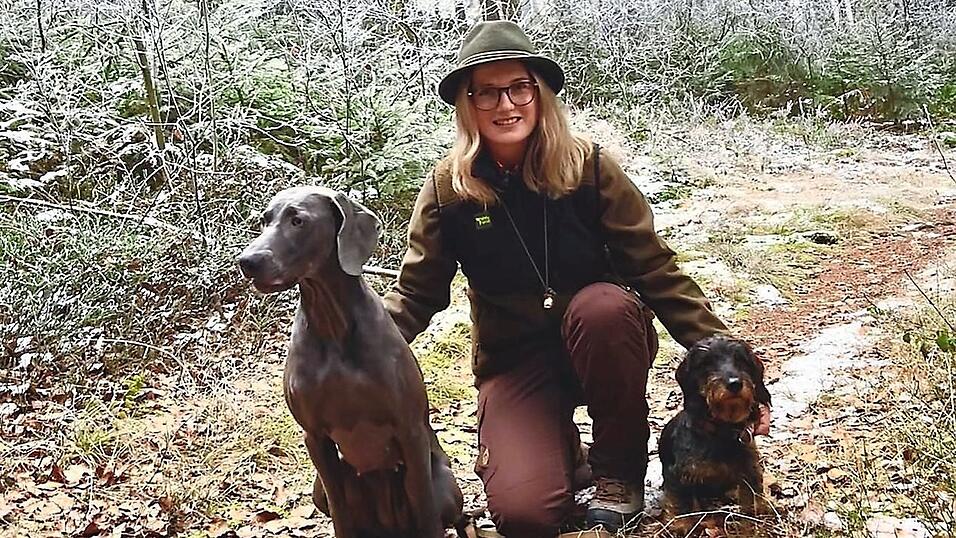 Auch Jungj&auml;gerin Marina Ferstl ist immer in Begleitung ihrer Hunde auf der Pirsch.