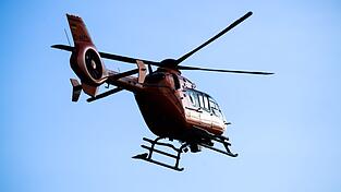 Ein Rettungshubschrauber flog den Schwerverletzten mit Verdacht auf Schädel-Hirn-Trauma in ein Krankenhaus. (Symbolbild)