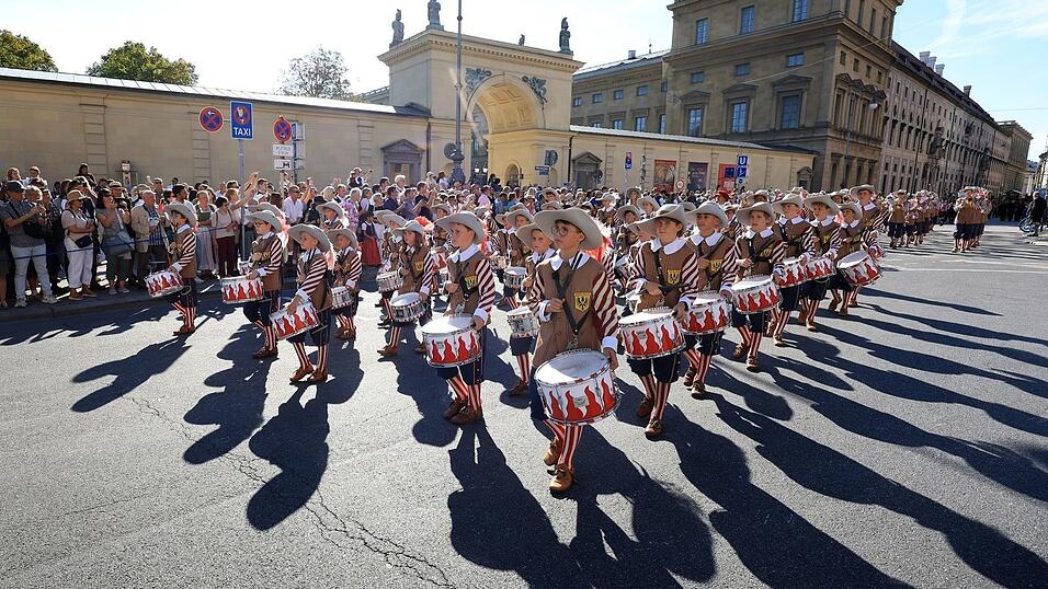 Der Trachten- und Schützenumzug ist ein traditionelles Element des Oktoberfests. Der Trachten- und Schützenumzug ist ein traditionelles Element des Oktoberfests.