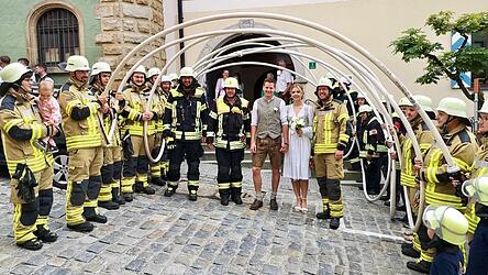 Das Brautpaar Annemarie und Philipp Aschenbrenner wurde nach der Trauung von Mitgliedern der Feuerwehren Stadt Furth im Wald und Kothmai&szlig;ling begl&uuml;ckw&uuml;nscht.