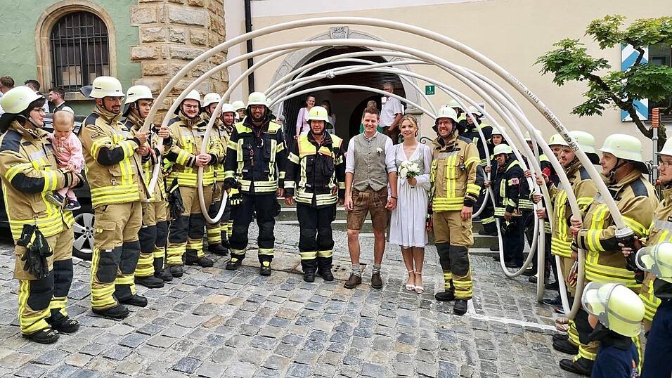 Das Brautpaar Annemarie und Philipp Aschenbrenner wurde nach der Trauung von Mitgliedern der Feuerwehren Stadt Furth im Wald und Kothmai&szlig;ling begl&uuml;ckw&uuml;nscht.