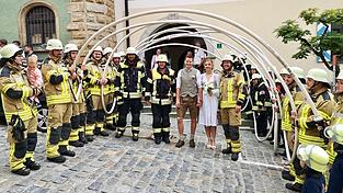 Das Brautpaar Annemarie und Philipp Aschenbrenner wurde nach der Trauung von Mitgliedern der Feuerwehren Stadt Furth im Wald und Kothmai&szlig;ling begl&uuml;ckw&uuml;nscht.