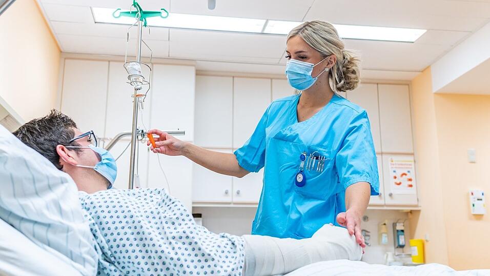 Magdalena Eder bei der Pflege eines Patienten.