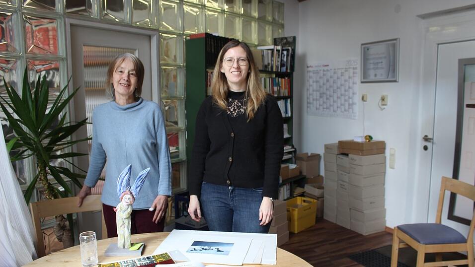 Die Geschäftsführerinnen Eva Bauernfeind (l.) und Kristina Pöschl mit einigen gespendeten Werken. Die beiden freuen sich sehr über die Unterstützung. Die Geschäftsführerinnen Eva Bauernfeind (l.) und Kristina Pöschl mit einigen gespendeten Werken. Die beiden freuen sich sehr über die Unterstützung.