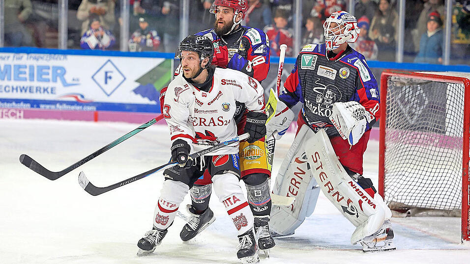 In Spiel eins und zwei hatte Duisburgs Philippe Sanche (in wei&szlig;) je einmal getroffen, im dritten Aufeinandertreffen hatten daher nicht nur die Deggendorfer Marcel Pf&auml;nder und Torh&uuml;ter Timo Pielmeier den 30-j&auml;hrigen Kanadier besonders im Auge.