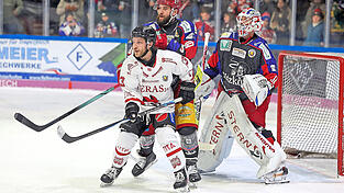 In Spiel eins und zwei hatte Duisburgs Philippe Sanche (in wei&szlig;) je einmal getroffen, im dritten Aufeinandertreffen hatten daher nicht nur die Deggendorfer Marcel Pf&auml;nder und Torh&uuml;ter Timo Pielmeier den 30-j&auml;hrigen Kanadier besonders im Auge.