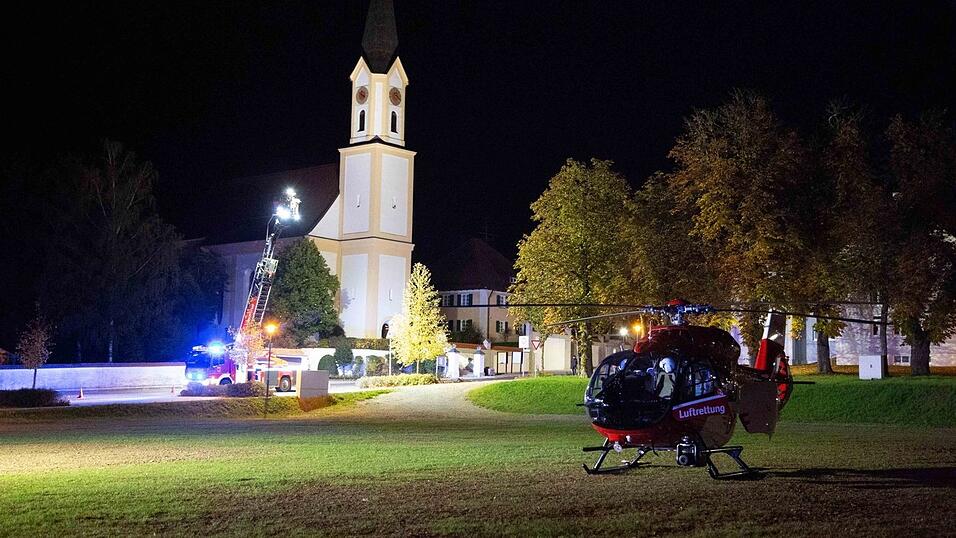 Schwerer Unfall am Dienstag kurz vor Mitternacht in Mengkofen (Kreis Dingolfing-Landau). Auch ein Rettungshubschrauber musste zur Unfallstelle beordert werden.