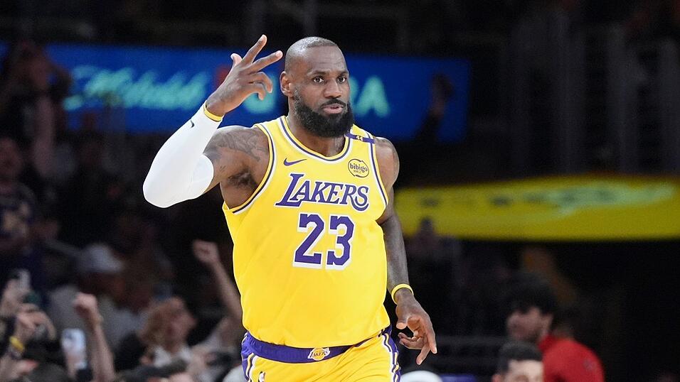Drei Punkte gab es für den Wurf, mit dem LeBron James die Marke von 50 000 Punkten in der NBA durchbrach. Drei Punkte gab es für den Wurf, mit dem LeBron James die Marke von 50 000 Punkten in der NBA durchbrach.