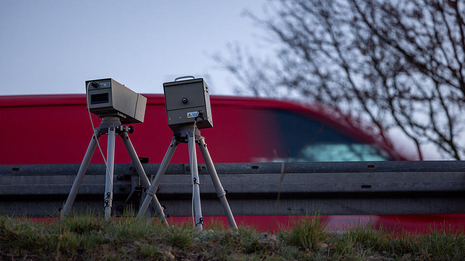 Die Straubinger Polizei ermittelt, weil ein Unbekannter einen Blitzer umgeworfen hat. (Symbolbild)