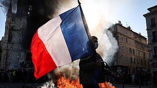 Bei den Protesten in Frankreich kam es erneut zu Sachbeschädigungen und Zusammenstößen von Krawallmachern mit der Polizei. Bei den Protesten in Frankreich kam es erneut zu Sachbeschädigungen und Zusammenstößen von Krawallmachern mit der Polizei.