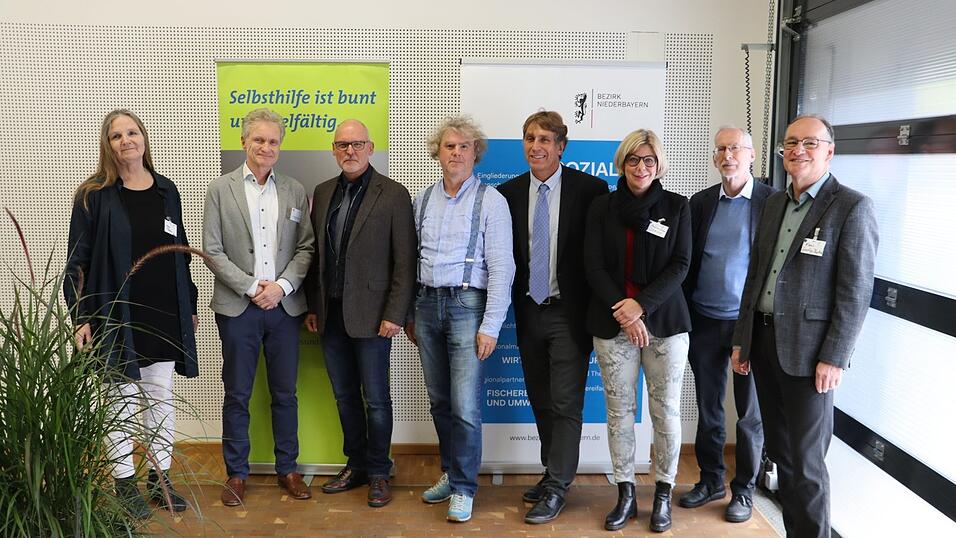 Projektleiterin Irena Tezak (links) und Dr. Nicolaus Melcop, der Pr&auml;sident der Psychotherapeutenkammer Bayern (zweiter von links) freuen sich mit den Initiatoren und Referenten des Netzwerktreffens 'Selbsthilfe trifft Psychotherapie' &uuml;ber den gelungenen Austausch.