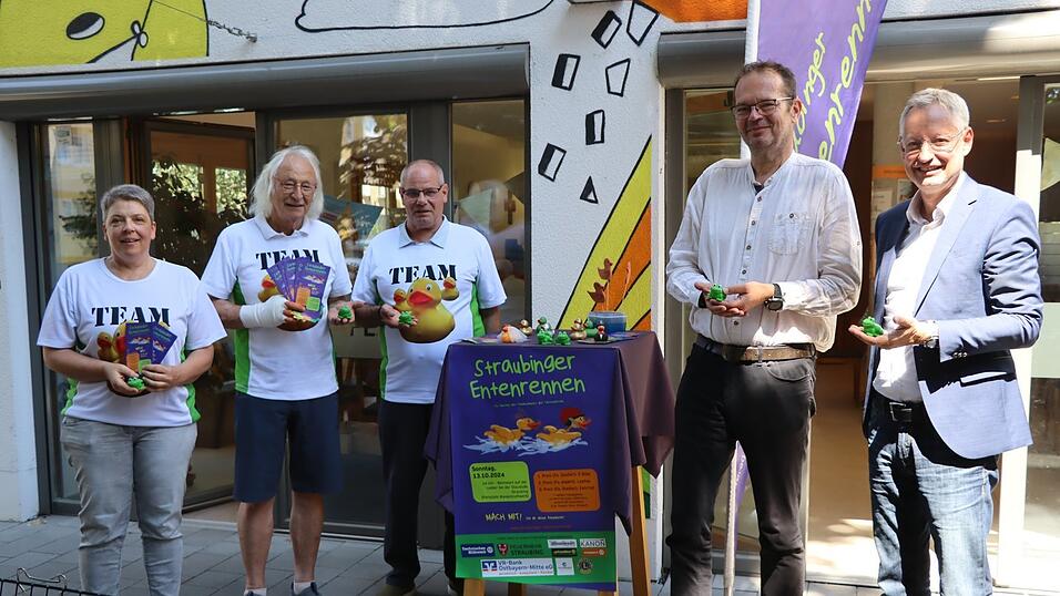 Ein Teil des ehrenamtlichen Organisationsteams mit Corina Hübler, Dr. Hubert Fischer und Peter Koller (v.l.) sowie Hausherr Pfarrer Bernd Reuther und Schirmherr OB Markus Pannermayr.