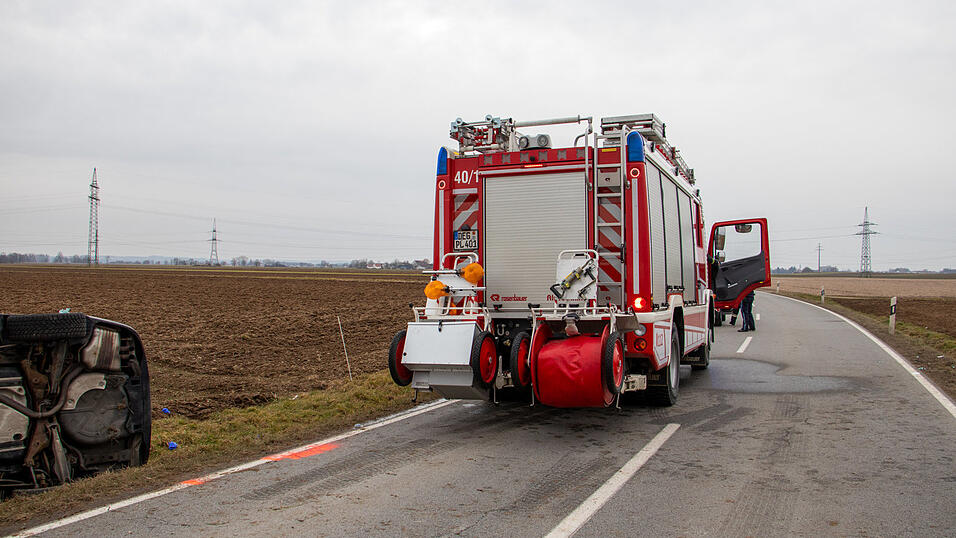 Feuerwehrkräfte bargen Fahrer und Fahrzeug.