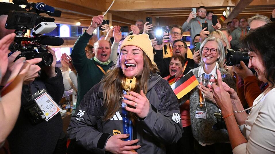 Die Olympiasiegerin wurde im Deutschen Haus euphorisch empfangen.