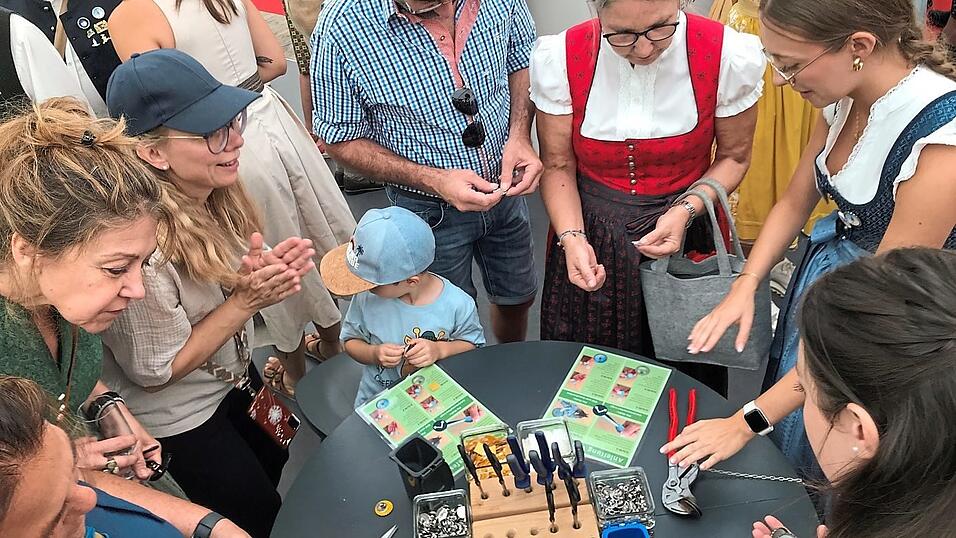 Die Volksfest-Pins aus Kronkorken zum Selberbasteln sind kostenlos. Sie finden reißenden Absatz, sind noch nicht ausverkauft, sondern zuverlässig bis zum letzten Tag der Ostbayernschau erhältlich. Die Volksfest-Pins aus Kronkorken zum Selberbasteln sind kostenlos. Sie finden reißenden Absatz, sind noch nicht ausverkauft, sondern zuverlässig bis zum letzten Tag der Ostbayernschau erhältlich.