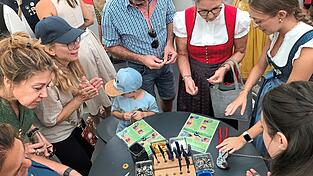 Die Volksfest-Pins aus Kronkorken zum Selberbasteln sind kostenlos. Sie finden rei&szlig;enden Absatz, sind noch nicht ausverkauft, sondern zuverl&auml;ssig bis zum letzten Tag der Ostbayernschau erh&auml;ltlich.