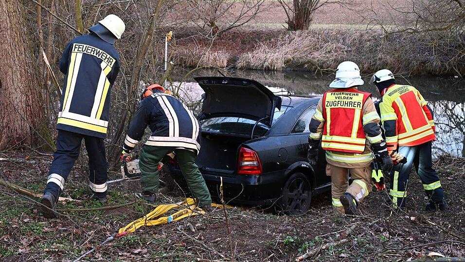 Bei Eberspoint ist ein Auto samt Insassen in die Vils gestürzt. Einsatzkräfte mussten das Fahrzeug später bergen.