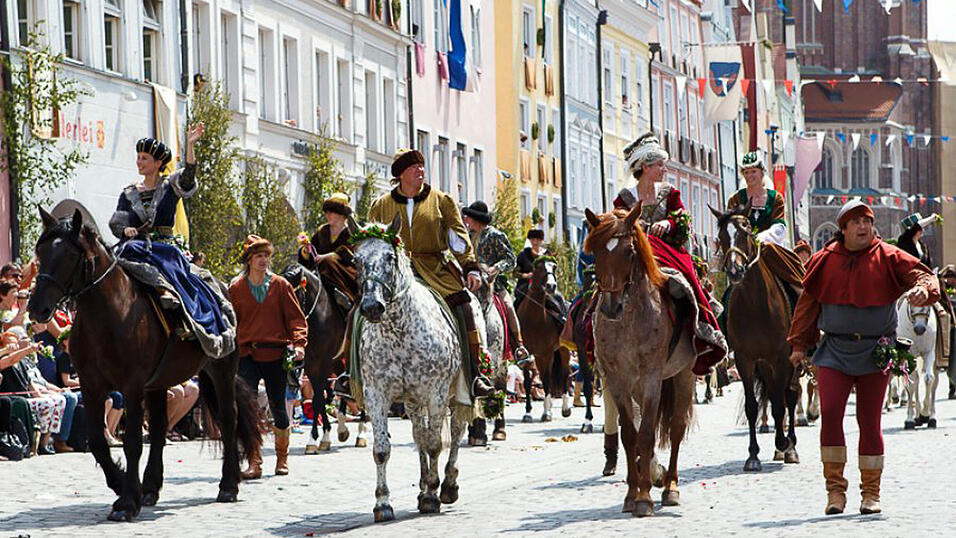 Die Kleidung der G&auml;ste war &uuml;ppig mit Perlen bestickt und mit Fellbes&auml;tzen ver&shy;ziert. Es ist nicht zu untersch&auml;tzen, welche Rolle der Rang und die Repr&auml;sentation des&shy;selben damals spielte, meint auch Histo&shy;riker Schramm.