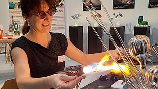 Der Blick in die Flamme fasziniert Sabine Koller. Das Glas wird in der Hitze weich und formbar.