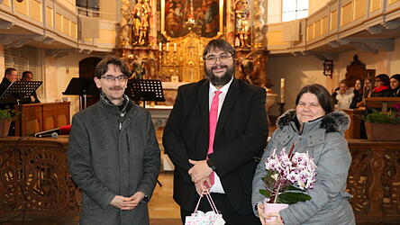 Günter Jehl, Direktor der Schulstiftung der Diözese Regensburg mit dem neuen Schulleiter Norbert Hintermeier, der auch seiner Frau herzlich für die Unterstützung dankte.