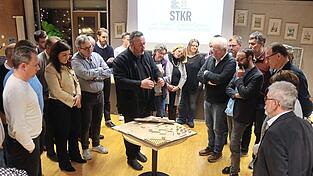 Florian Brunner vom B&uuml;ro quadrat45&deg; und die Kollegen der beteiligten Architektur- und Planungsb&uuml;ros stellen den Stadtr&auml;ten die groben Planungen f&uuml;r das Gro&szlig;projekt Schule, Turnhalle, Kindergarten Roding - Projektname STKR - vor.