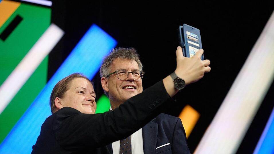 DOSB-Präsident Thomas Weikert (r) lobt den langen Auswahlprozess. DOSB-Präsident Thomas Weikert (r) lobt den langen Auswahlprozess.
