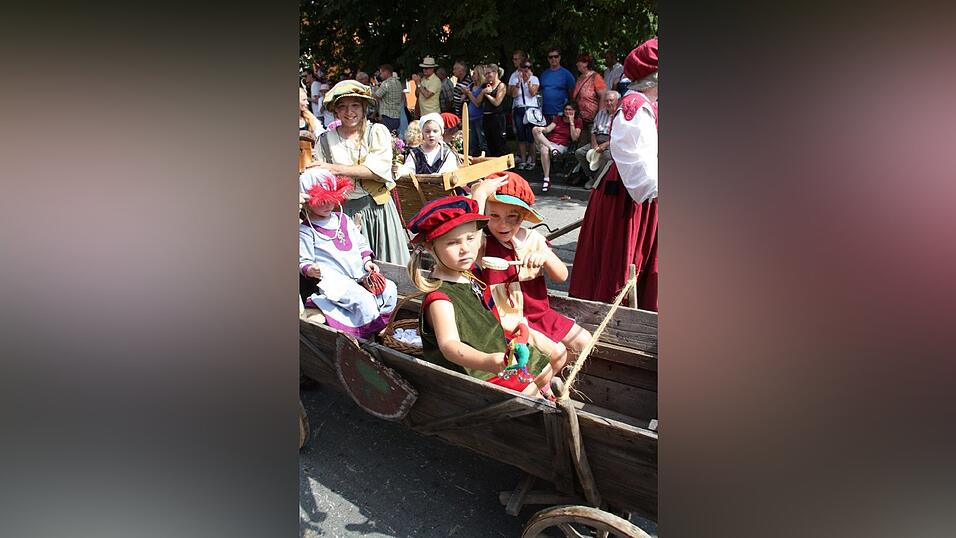 Die schönsten Augenblicke des historischen Drachenstich-Festzuges 2016. Die schönsten Augenblicke des historischen Drachenstich-Festzuges 2016.